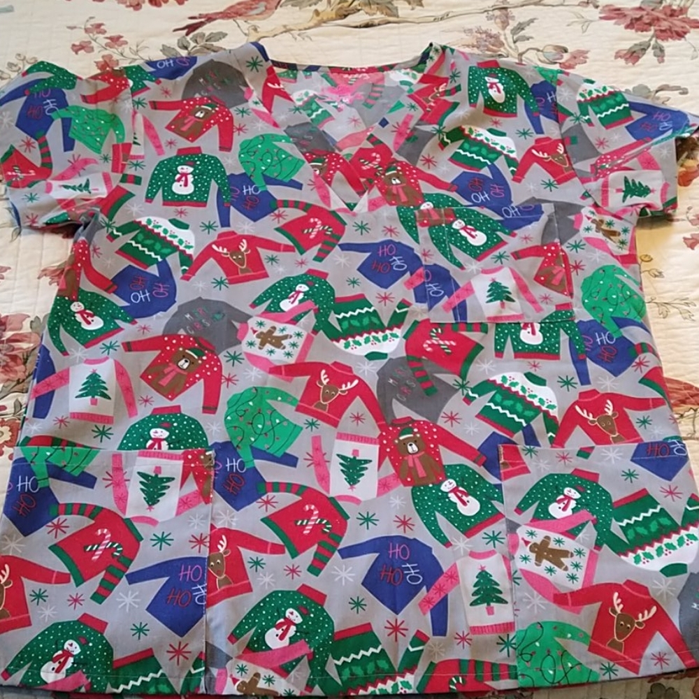 I♥️Scrubs medium Christmas themed top